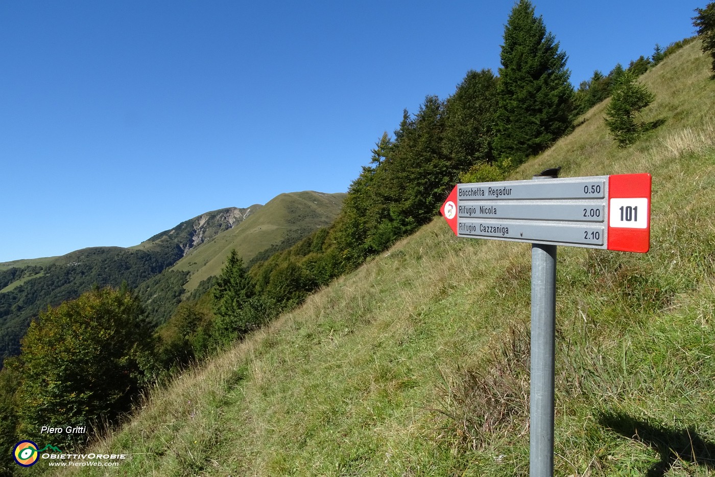 24 Non seguo il 101 a sx, ma salgo in Baciamorti dal sentiero di cresta.JPG